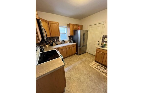 Norfolk House | COZY 3 bedroom Getaway GEM, Close to All Sleeps 6!