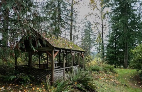 Venersborg House | Cozy 3- Bedroom home with 5 person Hottub.