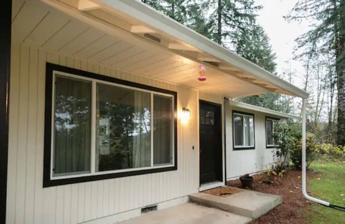 Venersborg House | Cozy 3- Bedroom home with 5 person Hottub.