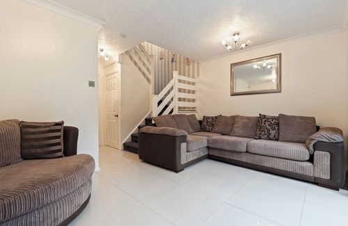 Dartford House | Cozy 3-Bedroom Home 30 Minutes from London