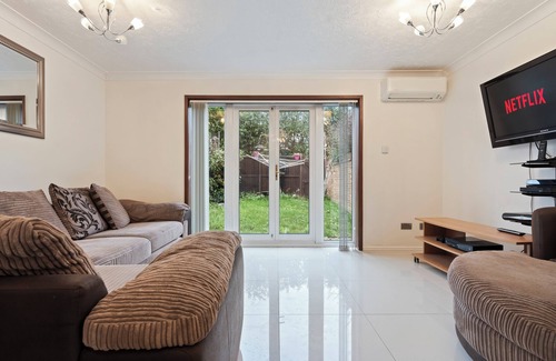 Dartford House | Cozy 3-Bedroom Home 30 Minutes from London