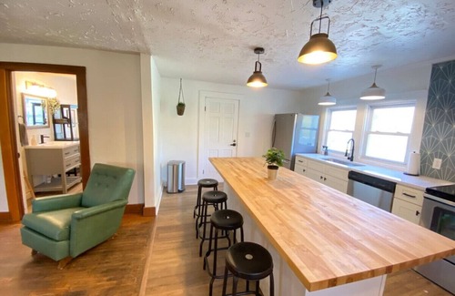 Knoxville House | Cozy 3 Bedroom Home- Book Now!