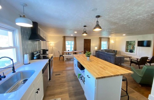 Knoxville House | Cozy 3 Bedroom Home- Book Now!