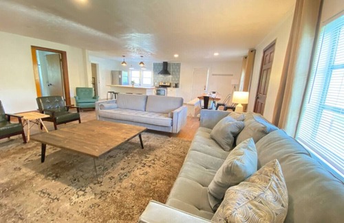 Knoxville House | Cozy 3 Bedroom Home- Book Now!