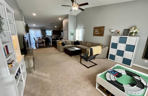 Ellettsville House | Cozy 3 Bedroom Home - 10 min from IU's campus & downtown Bloomington
