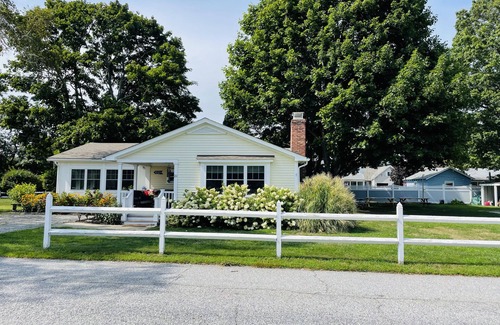 Old Saybrook House | Cozy 3-bedroom house, front porch & super close to ocean.