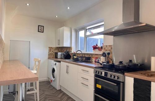 Dudley House | Cozy 3 Bedroom House For Short and Long Stay
