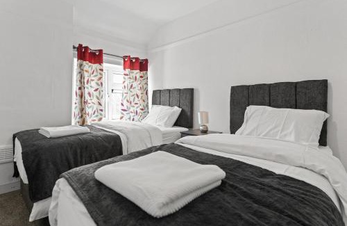 Walsall Apartment | Cozy 3 BedRoom House Walsall
