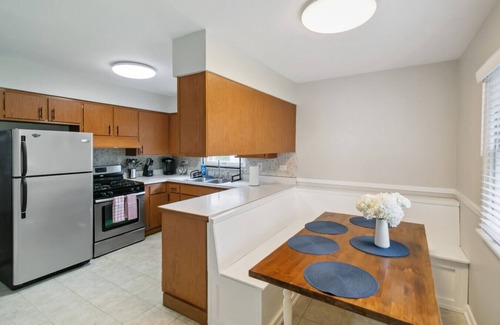 Libertyville House | Cozy 3 bedroom in DT Libertyville Near Naval Base!