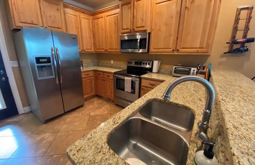 Lake Oconee House | Cozy 3-bedroom Lake house with fiber Wifi, Boathouse & Dock on Lake Sinclair