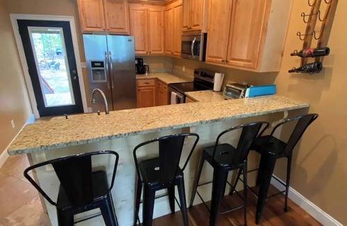 Lake Oconee House | Cozy 3-bedroom Lake house with fiber Wifi, Boathouse & Dock on Lake Sinclair