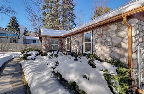 Kalkaska Cottage | Cozy 3-Bedroom Manistee Lakefront Cottage
