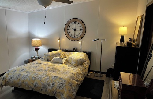 Frontenac House | Cozy 3-bedroom mobile home, Stay 5 days you get a free private boat tour