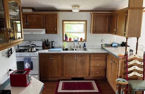 Frontenac House | Cozy 3-bedroom mobile home, Stay 5 days you get a free private boat tour