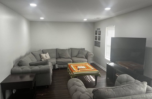 Ellenwood House | Cozy 3-Bedroom Suite