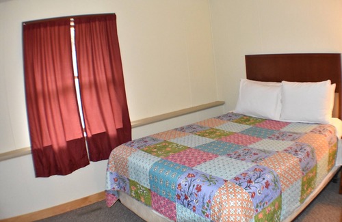 Stahlstown Cabin | Cozy 3 bedroom suite with living room. Close to hiking trails, ski resorts and family parks!