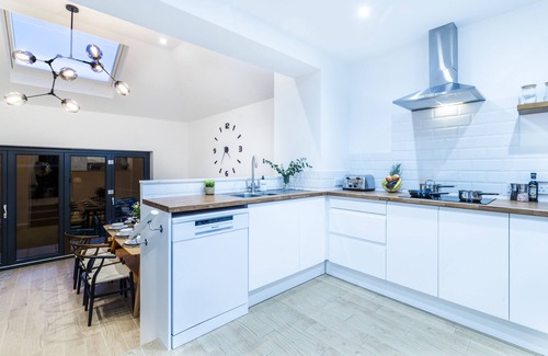 Epsom Cottage | Cozy 3 Bedroom Terrace Cottage in Epsom