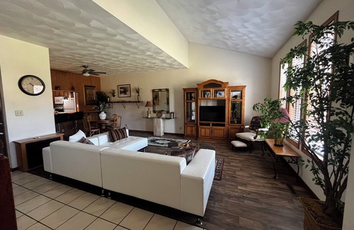 Rockford House | Cozy 3 Bedroom town house right by Rockfork university.
