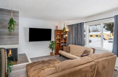 Russian Jack Park House | Cozy 3 bedroom unit with hottub near JBER/Umed/Downtown