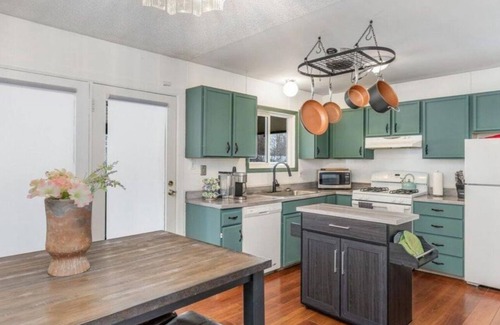 Russian Jack Park House | Cozy 3 bedroom unit with hottub near JBER/Umed/Downtown