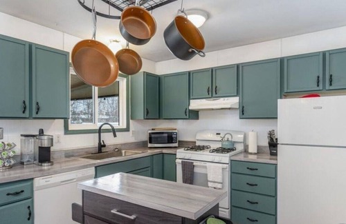 Russian Jack Park House | Cozy 3 bedroom unit with hottub near JBER/Umed/Downtown