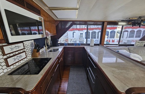 Whitney Beach Boat Rental | Cozy 3-bedroom boat on Anna Maria Island