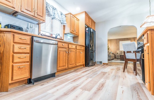 Warren South House | Cozy 3-BR bungalow w/private backyard, playground, basement game room, & views