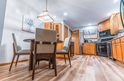 Warren South House | Cozy 3-BR bungalow w/private backyard, playground, basement game room, & views
