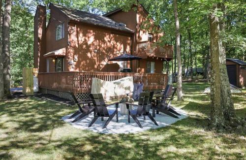 East Stroudsburg House | Cozy 3 BR Game Area Fire Pit