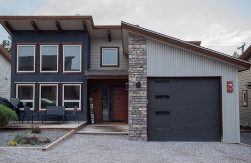 East Kootenay House | Cozy 3 BR Home | Mountain Views | Private Beach |Lake Access