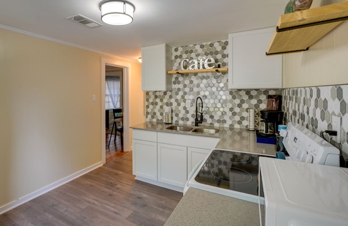 Gulfport Cottage | Cozy ‘3 Oaks Cottage’ in Gulfport: Close to Beach!