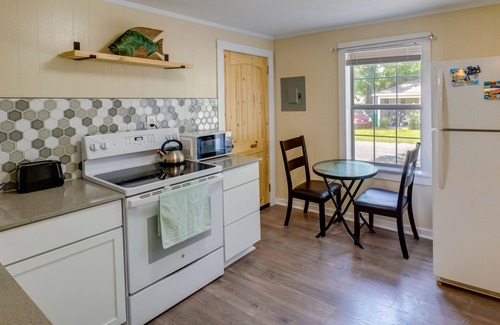 Gulfport Cottage | Cozy ‘3 Oaks Cottage’ in Gulfport: Close to Beach!