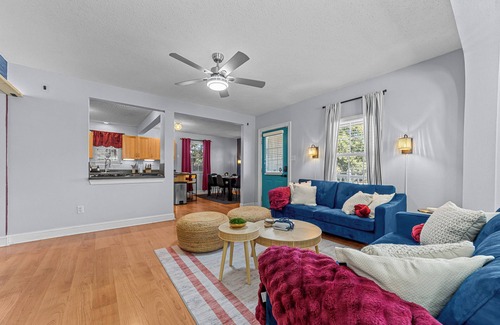 Bayview House | Cozy 3BD Beachfront - Foosball & Yard Games w/BBQ