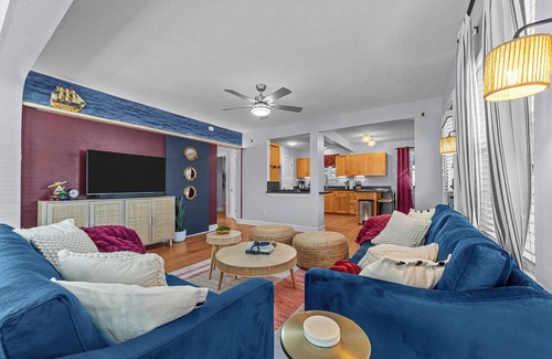 Bayview House | Cozy 3BD Beachfront - Foosball & Yard Games w/BBQ