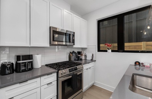 Detroit House | Cozy 3BD - Central Location w/BBQ & Movie Yard