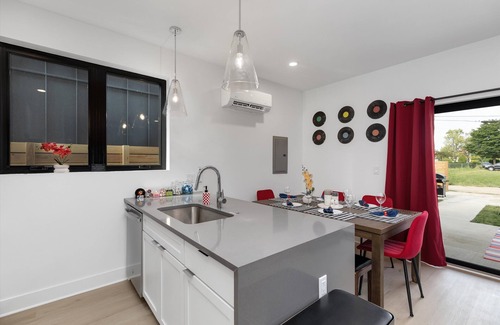 Detroit House | Cozy 3BD - Central Location w/BBQ & Movie Yard