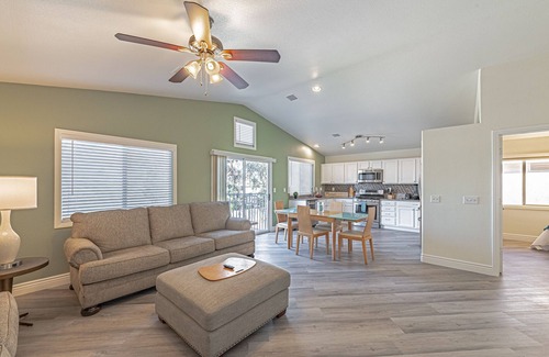 Silverado Ranch House | COZY 3BDR ,PET FRIENDLY!. CLOSE TO STRIP , AIRPORT & DINING! 5* LOCATION!