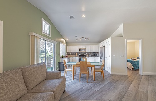 Silverado Ranch House | COZY 3BDR ,PET FRIENDLY!. CLOSE TO STRIP , AIRPORT & DINING! 5* LOCATION!