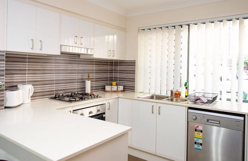 Richlands House | Cozy 3bdr Townhouse - Train Station, Garage, NBN