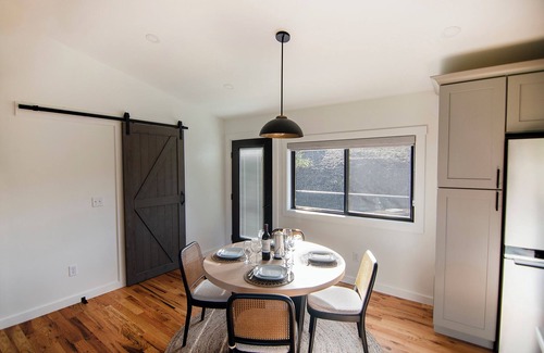 Alexander House | Cozy 3Bds 2Bths house w Fireplace 20 min to AVL