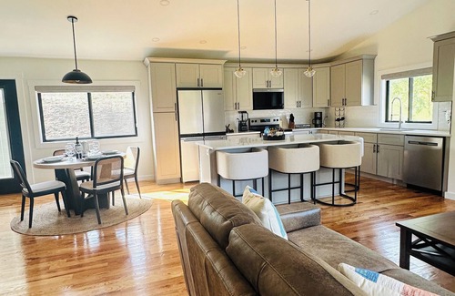 Alexander House | Cozy 3Bds 2Bths house w Fireplace 20 min to AVL