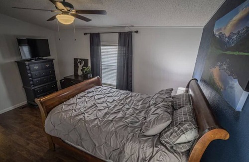 Fountain House | Cozy 3Bed / 2 Bath 5 Mins to Fort Carson
