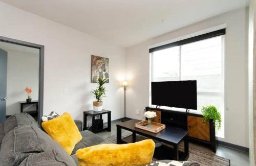 Little Tokyo Apartment | Cozy 3bed Condo with balcony & a rooftop pool
