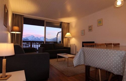 Viel-Alpe Apartment | Cozy 3BR Apartment, Sleeps 8, Ski-In/Out, Garage, South-Facing Balcony, Alpe d'Huez