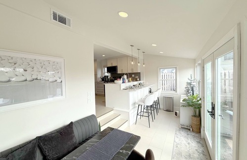 Jefferson Manor Cottage | Cozy 3BR Cottage w/Metro Access minutes to Old Town, Alexandria!