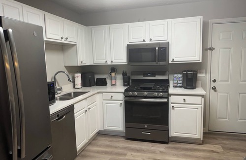 Ellenwood House | "Cozy 3BR Escape Jacuzzi & Games"
