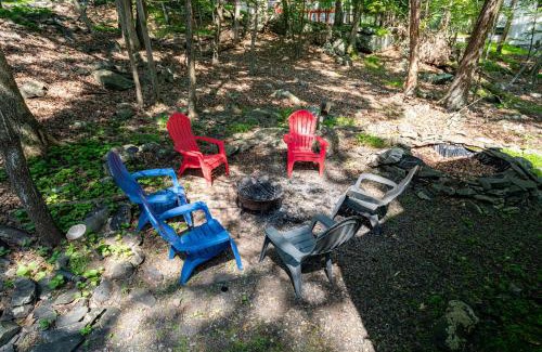 East Stroudsburg House | Cozy 3Br Fire Pit Hammock 2 Minutes to Beach