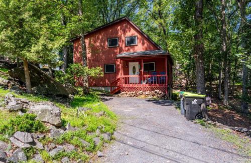 East Stroudsburg House | Cozy 3Br Fire Pit Hammock 2 Minutes to Beach