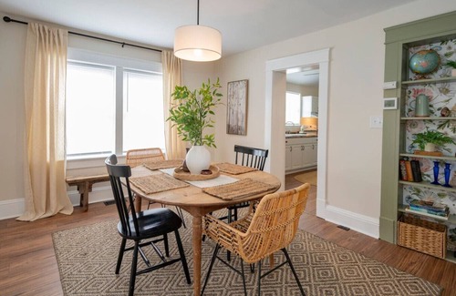 Peakland House | Cozy 3BR Home | *Central* | Smart TVs | Free WiFi