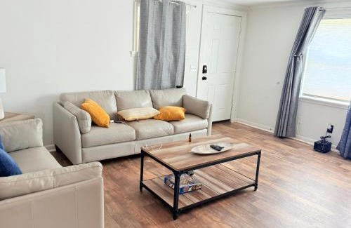 Westside House | Cozy 3BR Home Downtown with Backyard Wi-Fi Parking